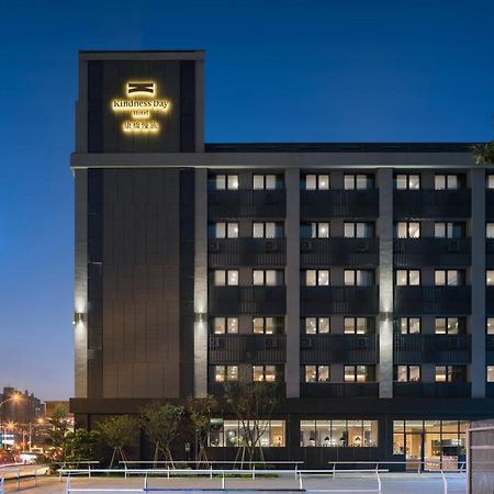 Kindness Day Hotel Tainan Exteriör bild